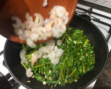 Foto del paso 2 de la receta: Salteado de espárragos de temporada con gamba congelada, pechuga de pollo y huevos de codorniz