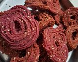 A picture of step 4 of Beetroot chakli (murukku).