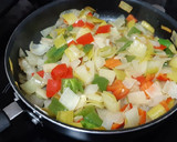 Foto del paso 1 de la receta: Tortilla de puerro y pimientos