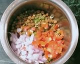 हरी मूंग काले चने की चाट। (hari moong dal chane ka chaat recipe in Hindi) रेसिपी चरण 3 फोटो