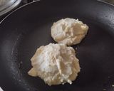Foto del paso 2 de la receta: Pancitos🥐de yuca con queso🧀 y bocadillo de guayaba🍯en sartén😜