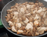 Foto del paso 5 de la receta: Pechuga de pollo con champiñones Portobello, con salsa de Cabrales