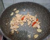 Foto langkah ke 3 dari resep Mie Instan Goreng Rendah Kalori, Tinggi Protein (Telur + Dada Ayam 100gr).