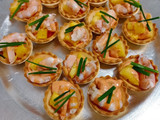 Tartaletas con langostinos, piña y salsa cocktail