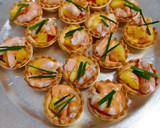 Foto del paso 3 de la receta: Tartaletas con langostinos, piña y salsa cocktail