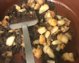 Foto del paso 1 de la receta: 175. Revuelto de morcilla con peras (picoteo)