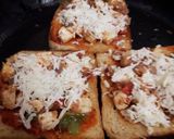 ब्रेड पिज़्ज़ा (Bread Pizza recipe in Hindi) रेसिपी चरण 5 फोटो