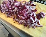 Une image de l'étape 3 de Salade de concombres marinés au chèvre frais, citron, oignon rouge et persil.