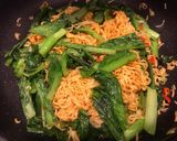Hình bước làm 3 của món Mì xào cải và ớt sate