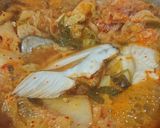 Hình bước làm 2 của món Canh đầu cá hồi nấu kim chi