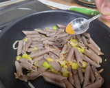 Foto del paso 5 de la receta: Macarrones de trigo sarraceno con calabacín, brócoli y curry