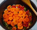 Foto del paso 3 de la receta: Rabo de ternera en salsa de chirivías, pimientos y zanahorias