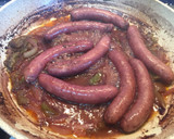 Foto del paso 3 de la receta: Salchichas encebolladas al vino tinto