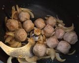 Une image de l'étape 1 de Boulettes de porc et pommes de terre en sauce au Cookeo infinity.