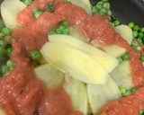Foto del paso 7 de la receta: Merluza con rodajas de patata y guisantes