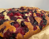 Foto del paso 4 de la receta: Bizcocho de moras y arándanos con chocolate blanco