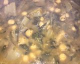 Foto del paso 2 de la receta: Garbanzos refritos con acelgas rápidos
