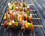 Foto del paso 3 de la receta: Brochetas de🥩🥓 res al grill 🍄🍅🥦