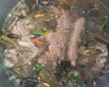 Foto langkah ke 2 dari resep Soup Iga Babi Sawi Asin.