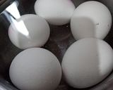 Pas rețetă Ouă vopsite în şervetele cu coloranți alimentari 1 fotografie
