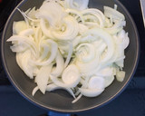 Foto del paso 1 de la receta: Salmón al horno con salsa cremosa de cebolla y champiñón