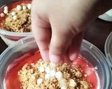 Foto langkah ke 5 dari resep Strawberry Cheesecake in Cup (No Bake).