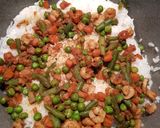 صورة لخطوة 4 من وصفة رز صيني بالخضار والجمبري والبيض