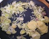 Foto del passaggio 5 della ricetta Gnocchi con ragù bianco di tastasale e pioppini, con crema di porro