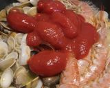 A picture of step 3 of Spaghetti ai frutti di mare al cartoccio.