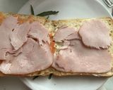 Foto del paso 5 de la receta: Bocadillo frío de fiambre de pollo, con allioli, tomate y rúcula