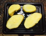Foto del paso 3 de la receta: Papas rellenas con ensalada mixta 🥗🥔
