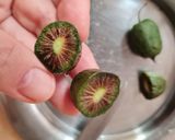 Foto del paso 2 de la receta: Un desayuno de avena remojada en yogur griego con kiwiños (kiwi-berry)