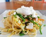 Foto del paso 7 de la receta: Tallarines con verduras y huevo escalfado