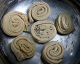 A picture of step 4 of lachhha paratha.