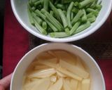 Hình bước làm 2 của món Thịt xào đậu que khoai tây (Eat clean) ăn kèm canh chua và cơm
