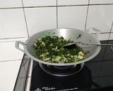 Foto langkah ke 3 dari resep Tumis Pepaya Muda & Daun Singkong.