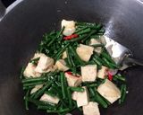 Foto langkah ke 5 dari resep Tumis tahu kacang panjang.