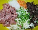 Hình bước làm 1 của món Bánh tráng bía tươi cuốn chả giò