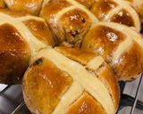 A picture of step 9 of HONEY-GLAZED HOT CROSSBUNS.