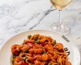 Makaron Udon z krewetkami w sosie ostrygowym z frankfurterką i papryką krok przepisu 8 zdjęcie