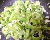 Hình bước làm 1 của món Khổ qua xào trứng