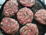 Tortitas de carne y avena, con guarnición de nopales sin baba
