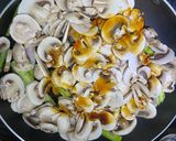 Hình bước làm 4 của món Cơm chiên trứng nấm măng tây sốt teriyaki