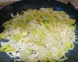 Foto del passaggio 3 della ricetta Bistecche di tacchino concappuccio e porro