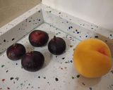 Foto del paso 2 de la receta: Papaya rellena de frutas con higos y melocotón a la plancha