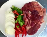 รูปขั้นตอนการทำที่ 1 ของ ตับไก่ผัดพริกสด