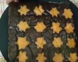 A picture of step 15 of Star print strawberry chocolate sandwich cake.