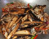 Foto langkah ke 3 dari resep Oseng Ikan dengan bawang bombay merah.