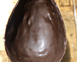Foto del paso 3 de la receta: Huevo de Pascua, relleno de bombones caseros