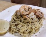 Foto langkah ke 5 dari resep Aglio E Olio : Shrimp And Salmon Pasta.